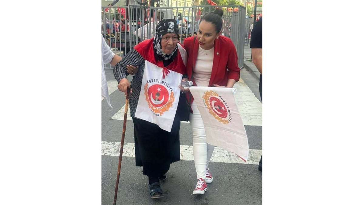 TANDOĞAN’DA BİR UMAY ANA: BAYRAK SEVDALISI NİNEMİZİN VATAN AŞKI MİTİNGE DAMGA VURDU!